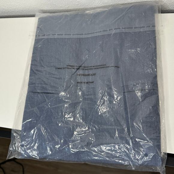 NWT FIGS Casma Scrub Top Small Blue Denim 3 Pocket V-Neck Classic Fit Top - Picture 6 of 7